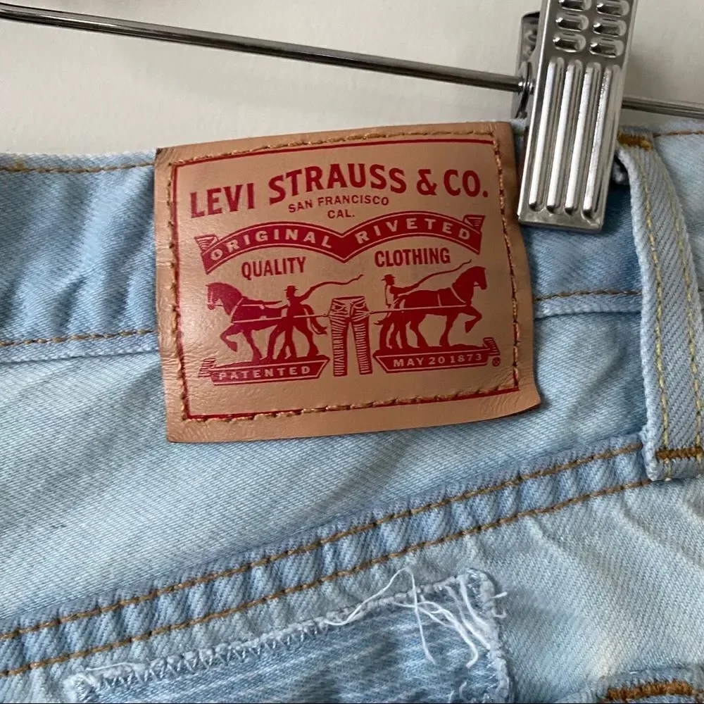 LEVI’S Light Wash Distressed Patch Pocket Shorts - Picture 8 of 9